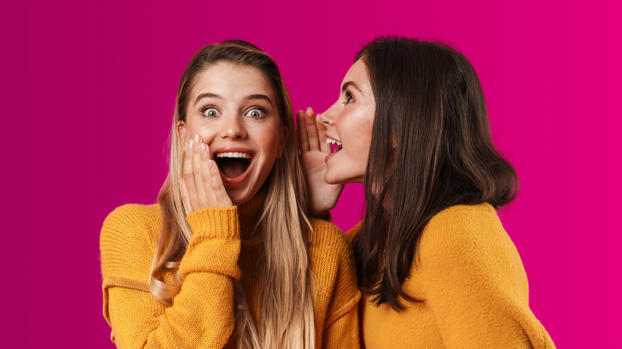 Twee dames die elkaar iets influisteren