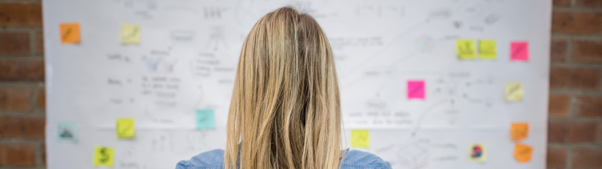 Vrouw die kijkt naar een whitebord.
