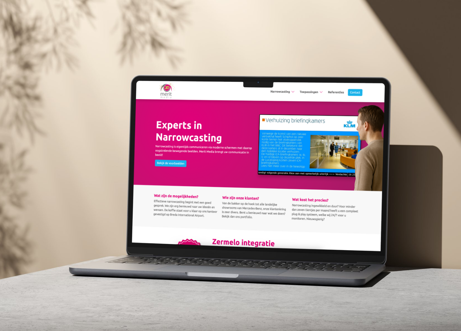 Een laptop met de website van Merit Media.