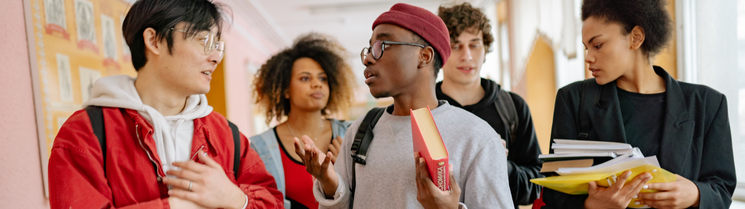 Leerlingen op een middelbare school in de gang aan het praten.