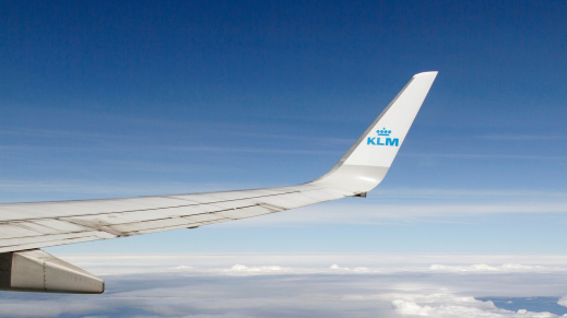 Vleugel van een KLM-vliegtuig.