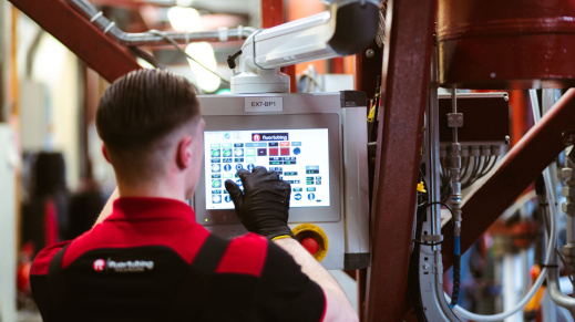Werknemer aan het werk bij Fluor Tubing B.V.