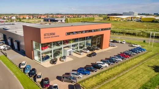 Een luchtfoto van de vestiging van Auto Sturm B.V.