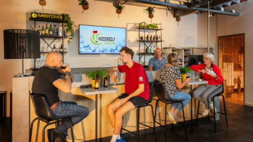Narrowcastingscherm achter de bar bij Indoorgolf Zeeland.