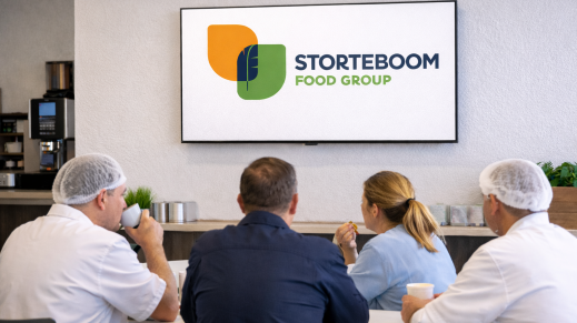 Medewerkers die naar een scherm kijken tijdens hun pauze.