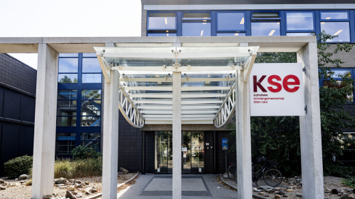 De voorkant van het gebouw van een school.