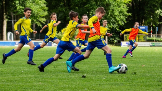 Voetballende kinderen van RKSV Sarto.