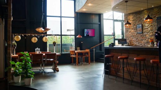 Narrowcastingscherm bij de entree bij Sportschool Rebuild your Lifestyle.