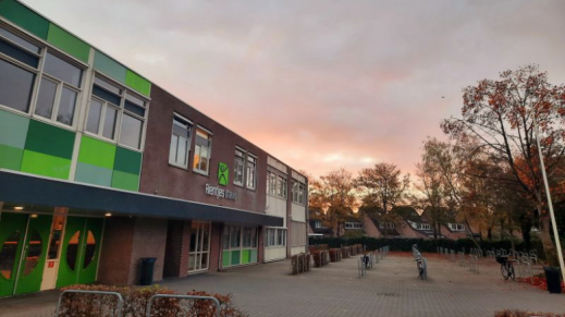 Buitenkant van het schoolgebouw van Rientjes Mavo in Maarsen