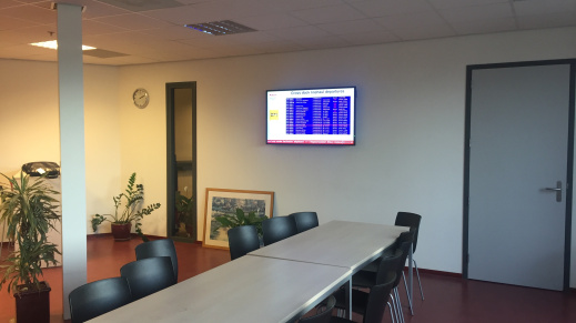 Een kantine van Raben met een narrowcastingscherm.