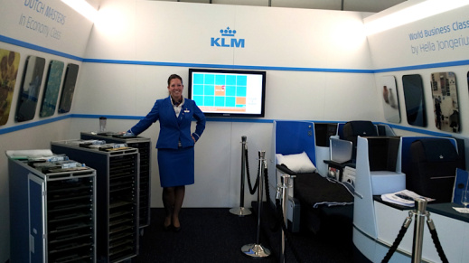 Een stewardess van KLM lacht naar de camera.