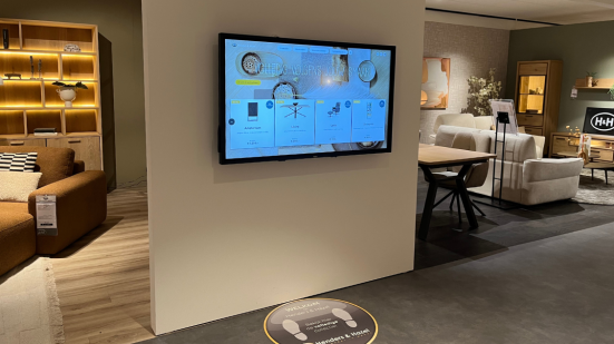Interactief narrowcasting scherm in showroom van H&H. 