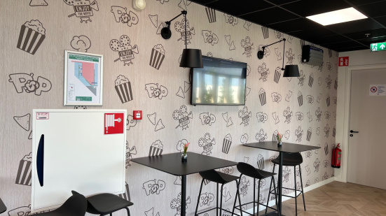 Narrowcastingscherm in de kantine van Jimmy Products