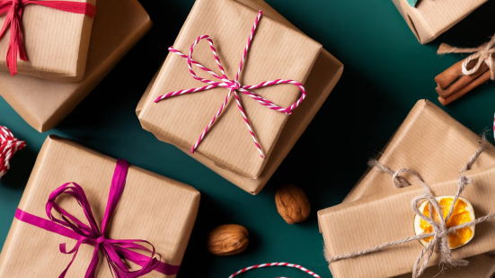 Diverse cadeautjes met een magenta strik.