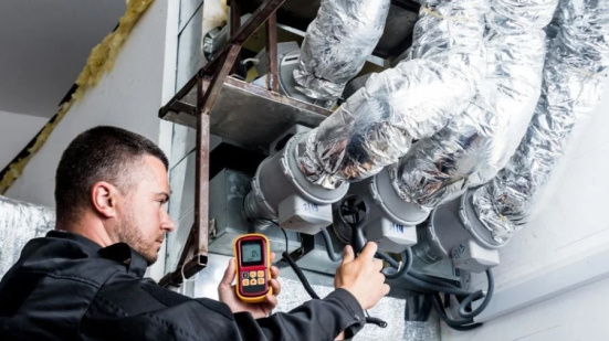 Installateur van Cornisol die een ventilatiesysteem aan het controleren is. 