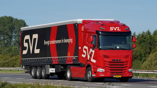 Een vrachtwagen van SVZ op de snelweg.
