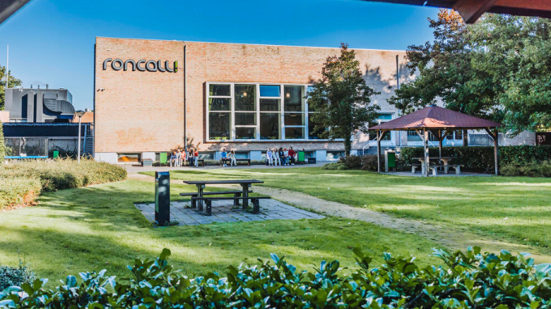 Buitenkant van het schoolgebouw van Roncalli.