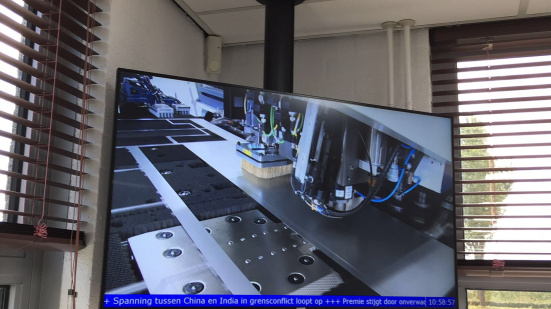 Close-up van een narrowcastingscherm aan de muur